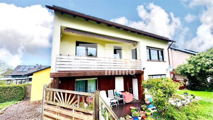 Umfangreich teilsaniertes Dreifamilienhaus mit Garage + PV Anlage und großem Garten - Rückansicht / Terrasse EG WE1
